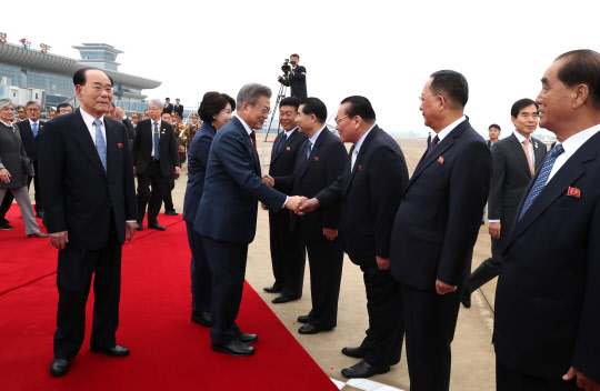 문재인 대통령과 부인 김정숙 여사가 20일 오전 평양 순안공항에서 백두산으로 가기 위해 삼지연공항으로 향하는 전용기에 오르기에 앞서 북측 환송인사들과 인사를 나누고 있다.   연합뉴스